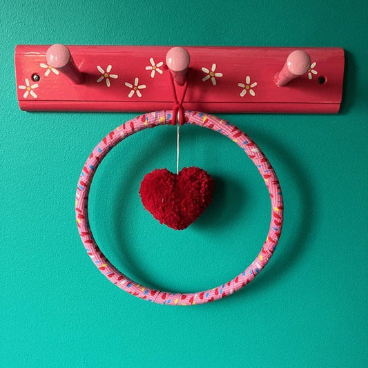 Luna-Leena wandhanger met rood hart - ring 20ø cm - handgemaakt in Nepal