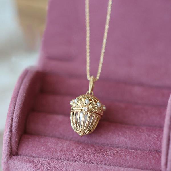 Romantic locket pendant with hollow frame