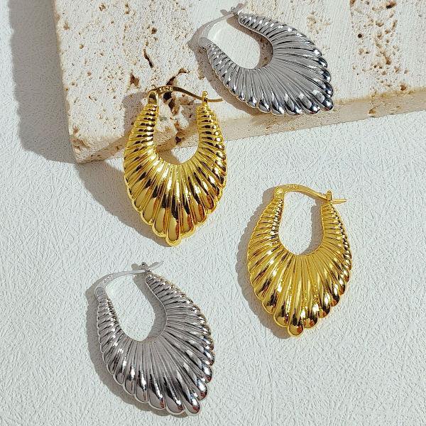 Minimalism flowing design patterned earrings