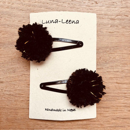 Luna-Leena haarclips pom pom 2x - zwart & goud - zachte wol - handgemaakt in Nepal