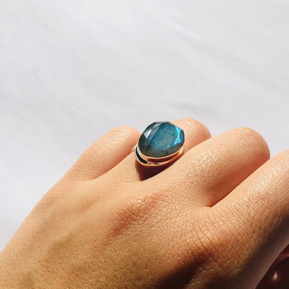 Ring 'Intuition and protection' in labradorite and 925 silver