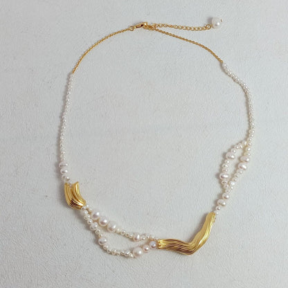 Elegante ketting van zoetwaterparels met gouden bedels