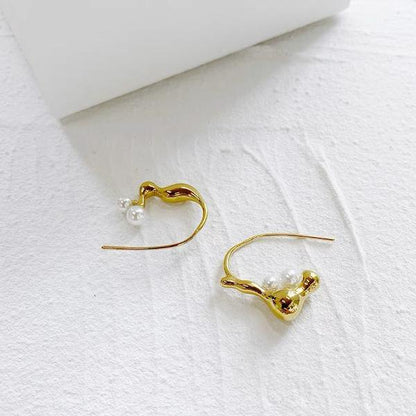 Asymmetrical flowing line pearl earrings