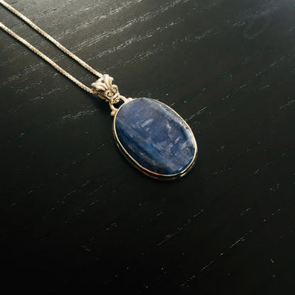 Necklace "Protection and reconciliation" in kyanite and silver 925