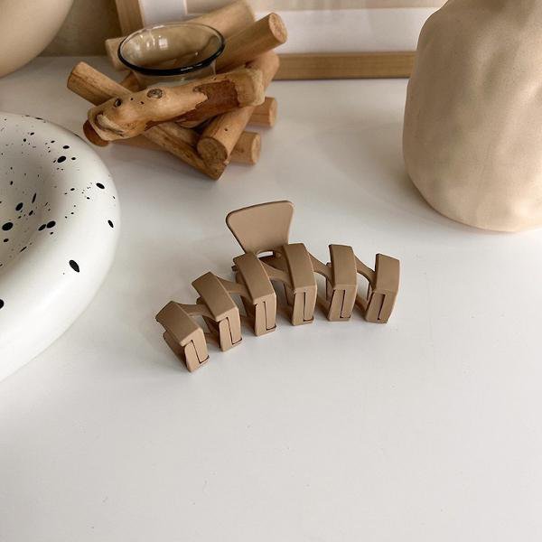 Milky Coffee Tone Claw Hair Clips