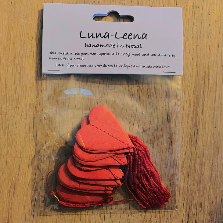 Luna -Leena Small Heart Garland rood - Eco Paper Tree gratis - L1.35 cm - verticaal - handgemaakt in Nepal