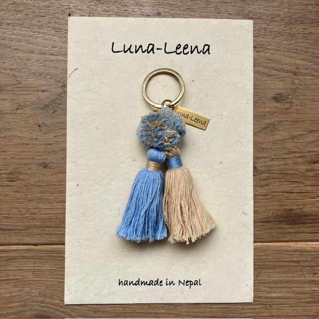 Luna-Leena sleutelhanger dubbele kwastjes blauw/zand - biologisch katoen - handgemaakt in Nepal - tassenhanger