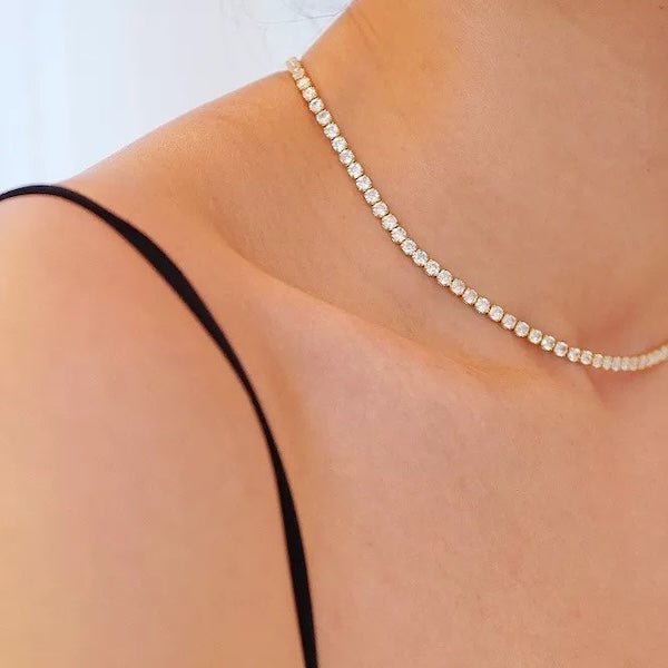 Timeless sparkling choker with diamond look