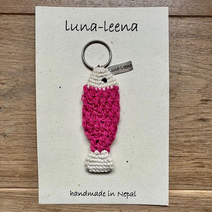 Luna-Leena sleutelhanger vis fuchsia - biologisch katoen - handgehaakt in Nepal - tassenhanger