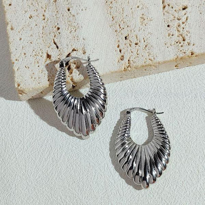 Minimalism flowing design patterned earrings