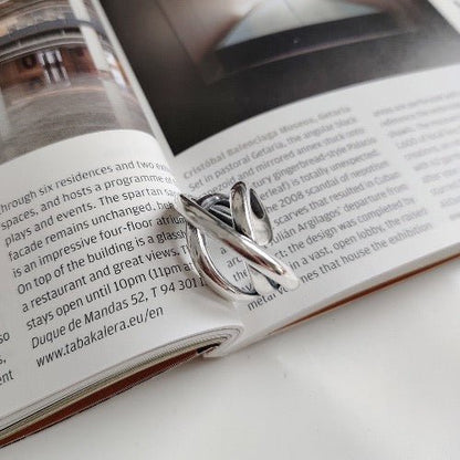 Striking look Geometric crossed line ring