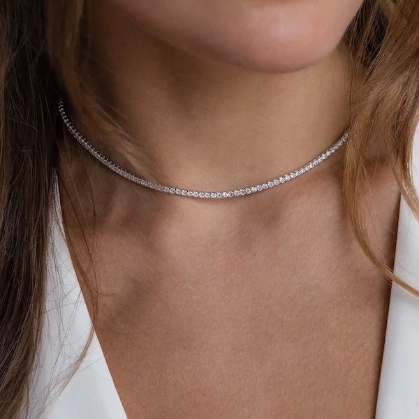 Timeless sparkling choker with diamond look