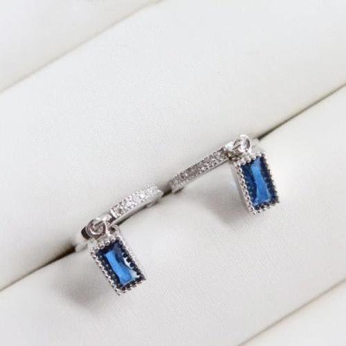 Square earring with sapphire look