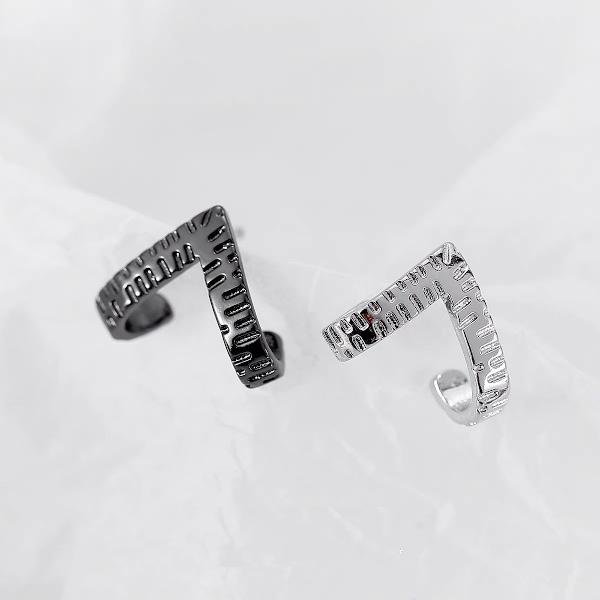 Unique V-shape earrings-black and silver