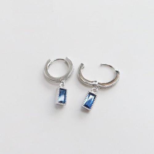 Square earring with sapphire look