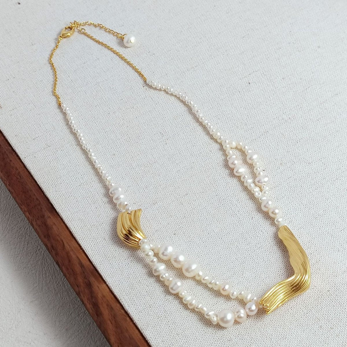 Elegante ketting van zoetwaterparels met gouden bedels