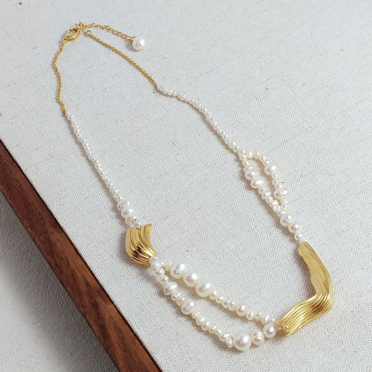 Elegante ketting van zoetwaterparels met gouden bedels