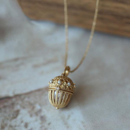 Romantic locket pendant with hollow frame