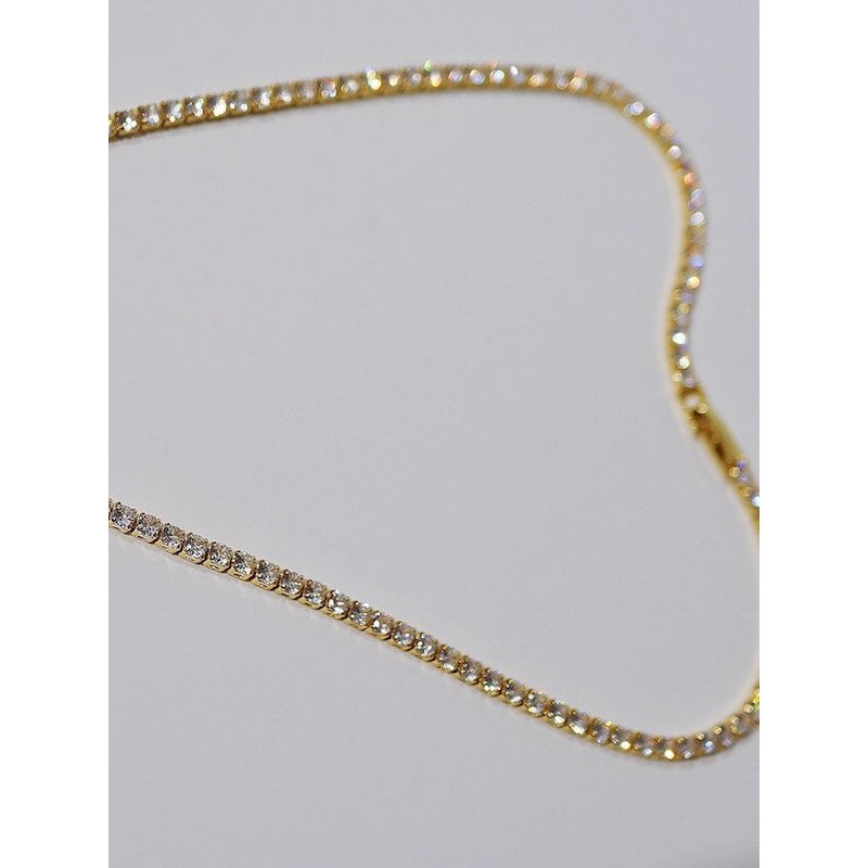 Timeless sparkling choker with diamond look