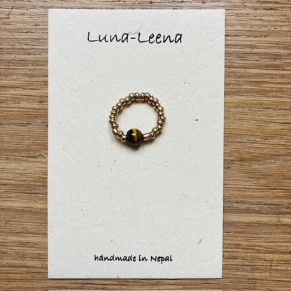 Luna-Leena ring gerecycled tijgeroog bruin - one size stretch - handgemaakt van een bestaande ketting uit Nepal