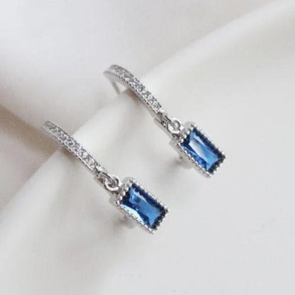 Square earring with sapphire look