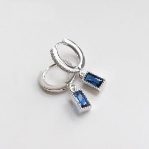 Square earring with sapphire look