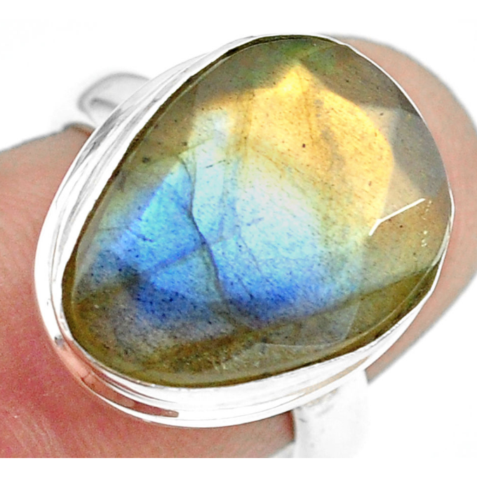 Ring 'Intuition and protection' in labradorite and 925 silver