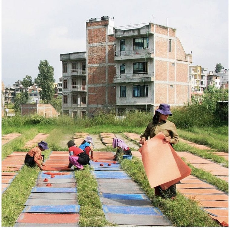 Luna-Leena 2x wenskaart + slinger harten veelkleurig - verticaal - L1,15cm - 100% milieuvriendelijk papier - handgemaakt in Nepal