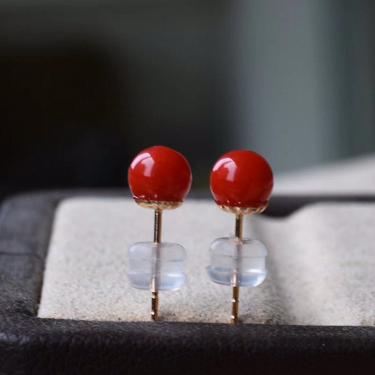 Timeless red coral stud earrings - 18K gold