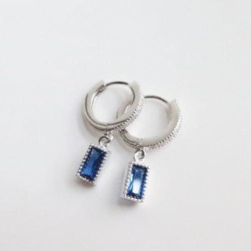 Square earring with sapphire look