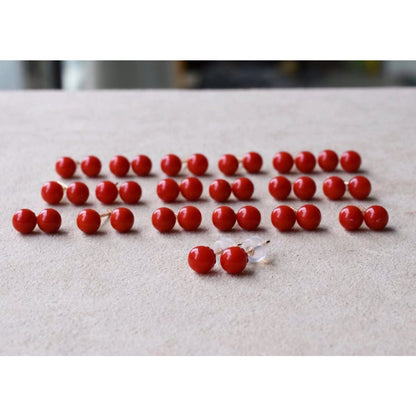 Timeless red coral stud earrings - 18K gold