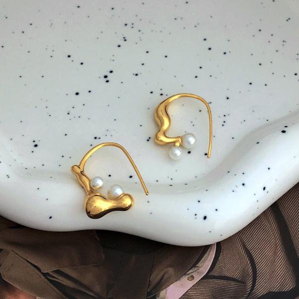 Asymmetrical flowing line pearl earrings