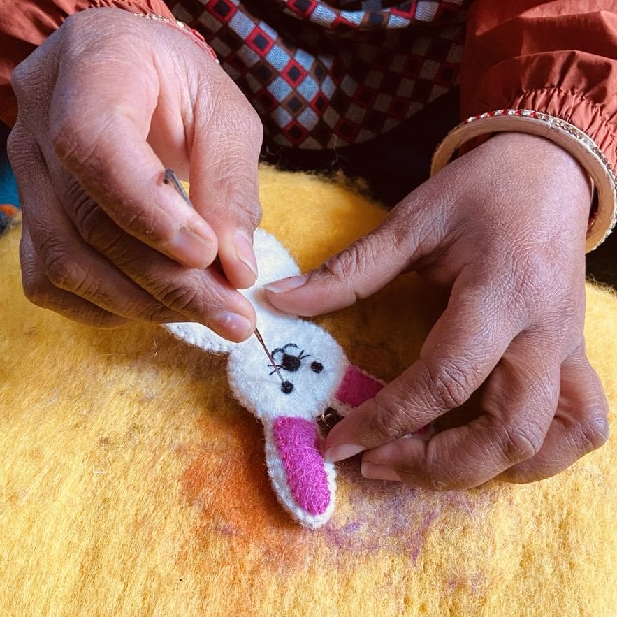 Luna-Leena sleutelhanger plat konijn/konijn - gebroken wit & roze - wolvilt - handgemaakt in Nepal