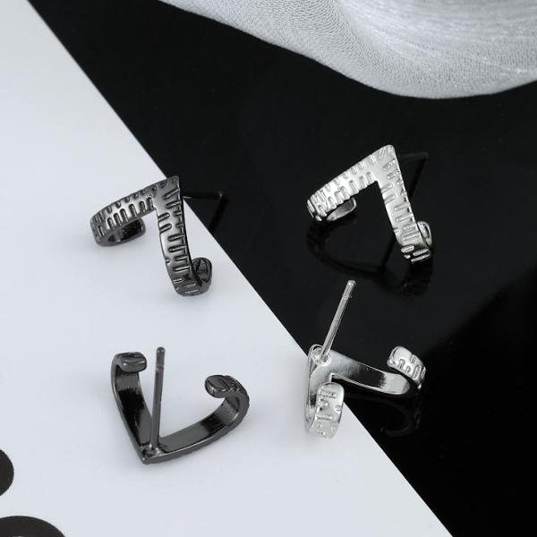 Unique V-shape earrings-black and silver