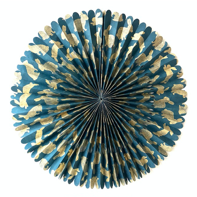 Luna-Leena rozet met konijnen/konijn goud - eco papier - 55ø cm - blauw/goud - handgemaakt in Nepal