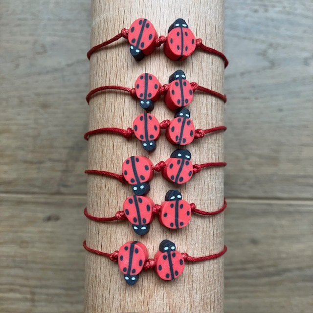 Luna-Leena kinderarmband lieveheersbeestje rood - handgemaakt in Nepal