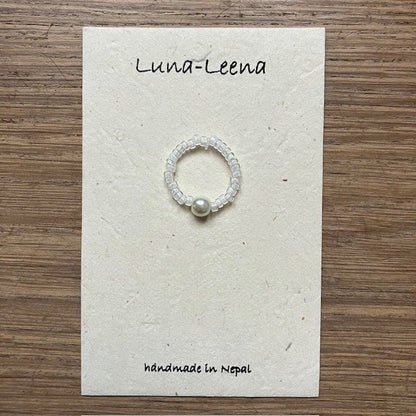 Luna-Leena ring gerecyclede parel - one size stretch - handgemaakt van een bestaande ketting uit Nepal