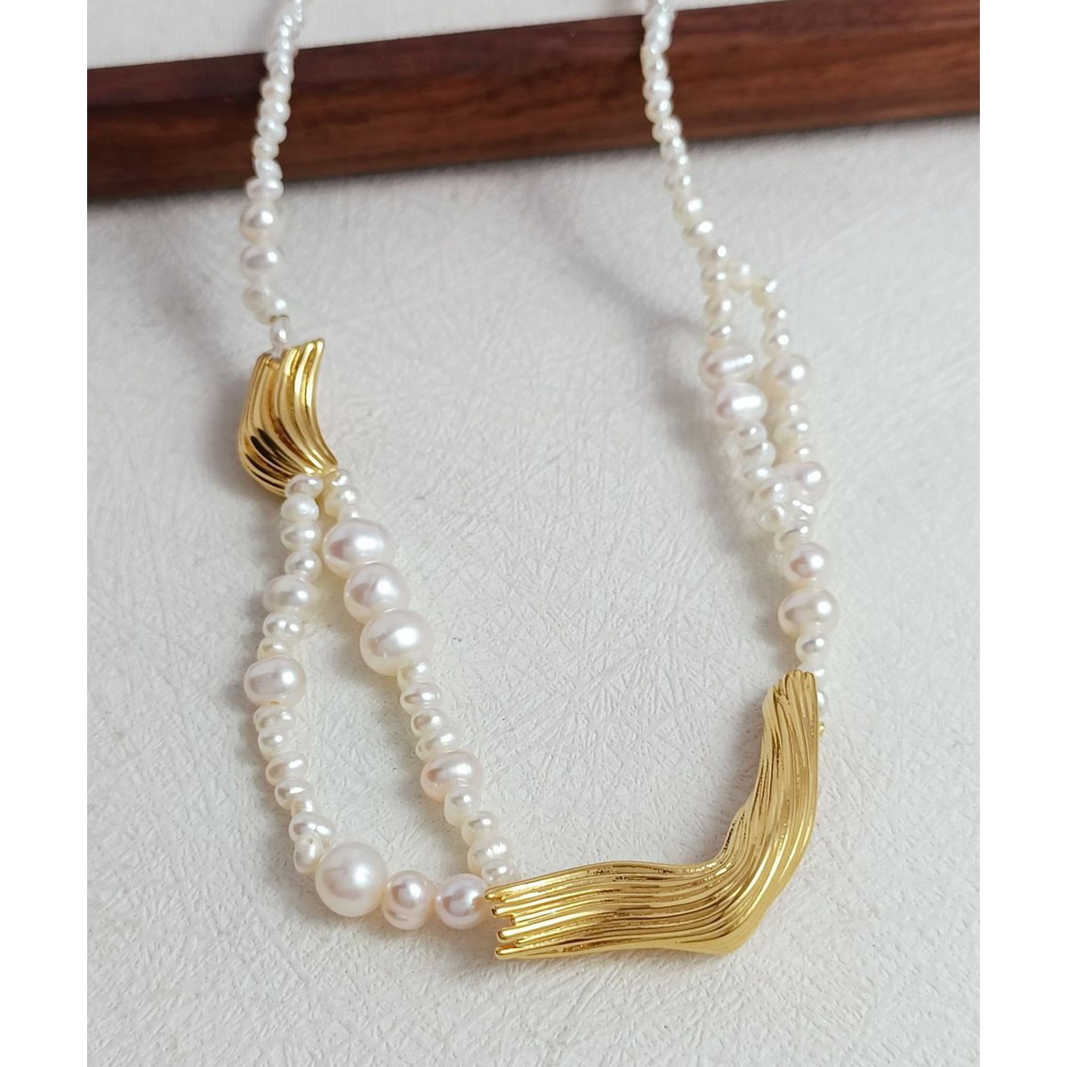 Elegante ketting van zoetwaterparels met gouden bedels