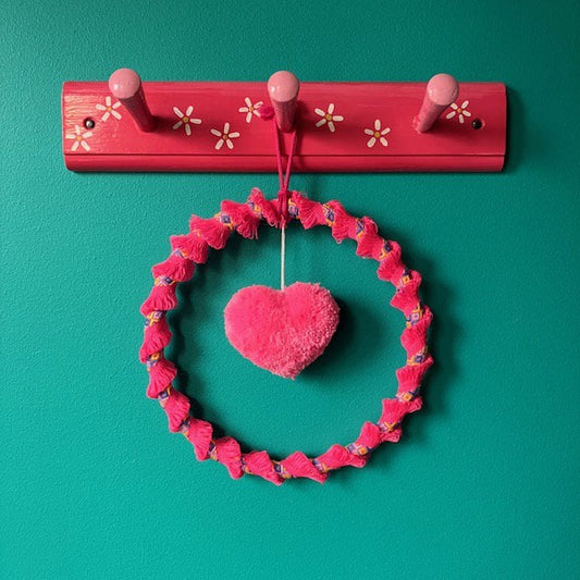 Luna-Leena wandhanger met hart in Ibiza-stijl roze - ring 20ø cm - handgemaakt in Nepal