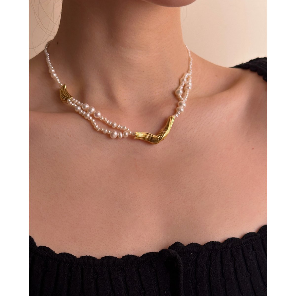 Elegante ketting van zoetwaterparels met gouden bedels