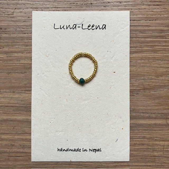 Luna-Leena ring gerecycled groen - facetkraal - one size stretch - handgemaakt van een bestaande ketting uit Nepal