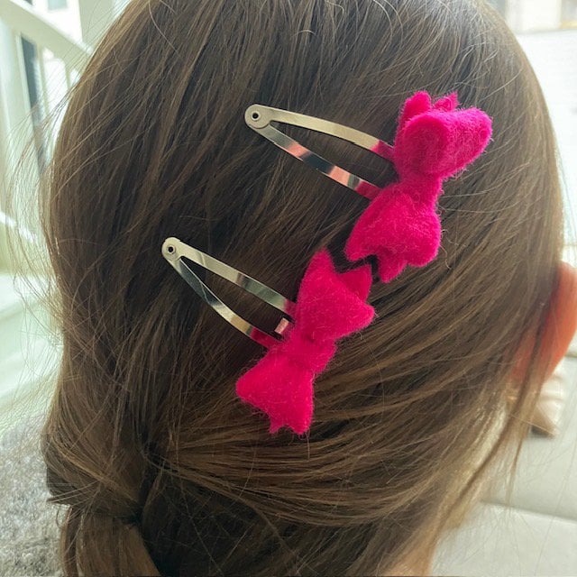 Luna-Leena haarclips strik 2x - fuchsia - viltwol - handgemaakt in Nepal