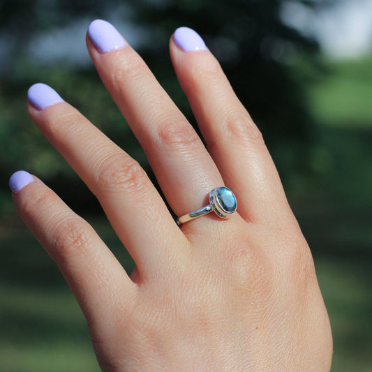 Ring 'Healing and Clairvoyance' in oval labradorite and 925 silver