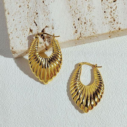 Minimalism flowing design patterned earrings