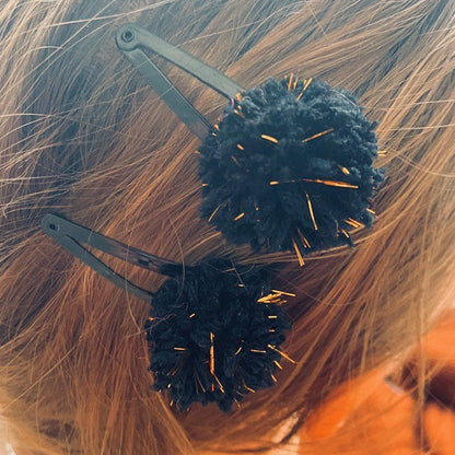 Luna-Leena haarclips pom pom 2x - zwart & goud - zachte wol - handgemaakt in Nepal